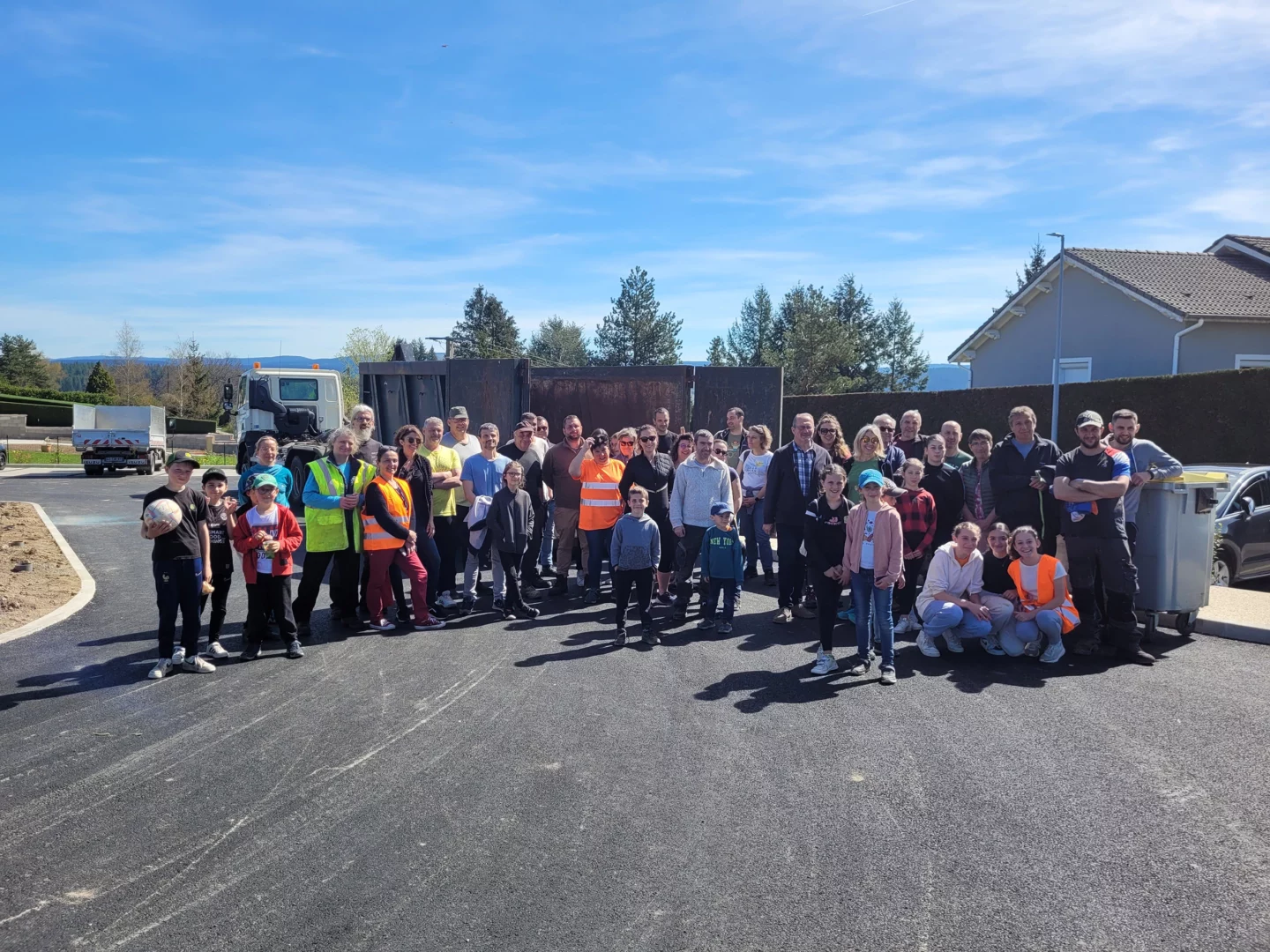 Ramassage des déchets de printemps sur la commune de Saint-Victor-Malescours en Haute-Loire